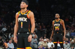 Kaiyun Sports-曼联不断突破！，库里连续七场比赛得分超过大比分获胜引发球迷热议(曼联大胡子球迷)